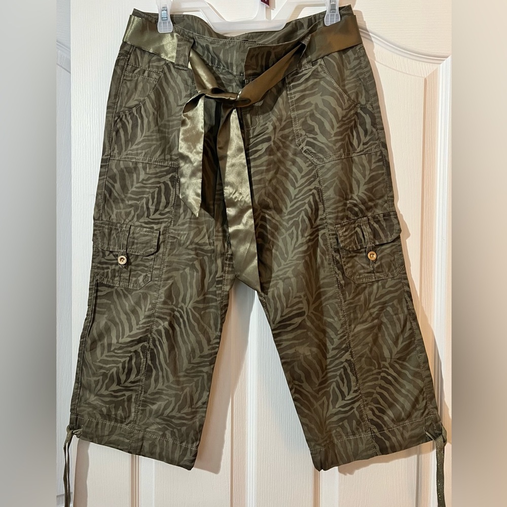 Never been worn Express Brand mid rise capris!